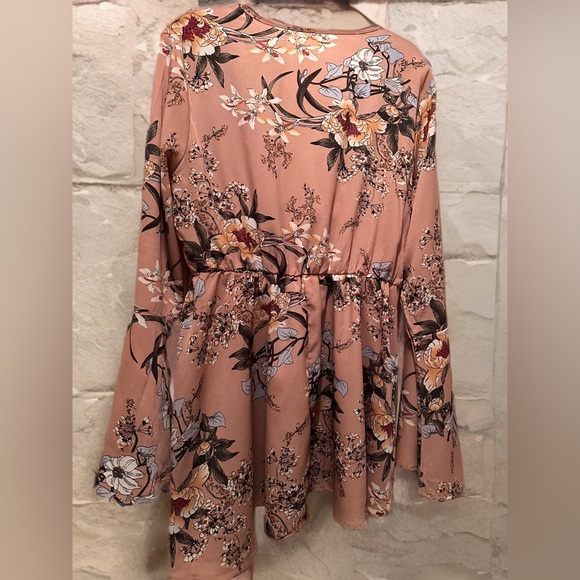 Very Pretty Feminine Floral Top/Mini Dress Asymmetric Hem Bell Sleeves Size XL - Picture 4 of 6
